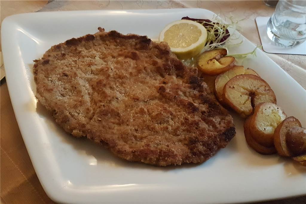 Im Martins werden die Röstkartoffeln zum heimlichen Star des Hauptgangs Das Kalbsschnitzel paniert mit Kräutern und Parmesan. Dazu gibt’s im Martins Röstkartoffeln. Beides schmeckt sehr lecker.
