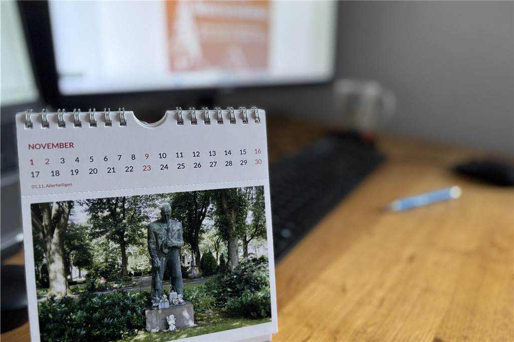 Heimatverein verschenkt Kalender mit Mengeder Motiven an Mitglieder Aufstell-Kalender des Heimatvereins Mengede auf dem Schreibtisch.