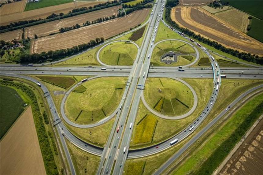 Kamener Kreuz ist Mittwochnacht teilweise gesperrt Das Kamener Kreuz aus nördlicher Richtung betrachtet: Die beiden östlichen (linken) Kleeblätter werden nacheinander nachts gesperrt.