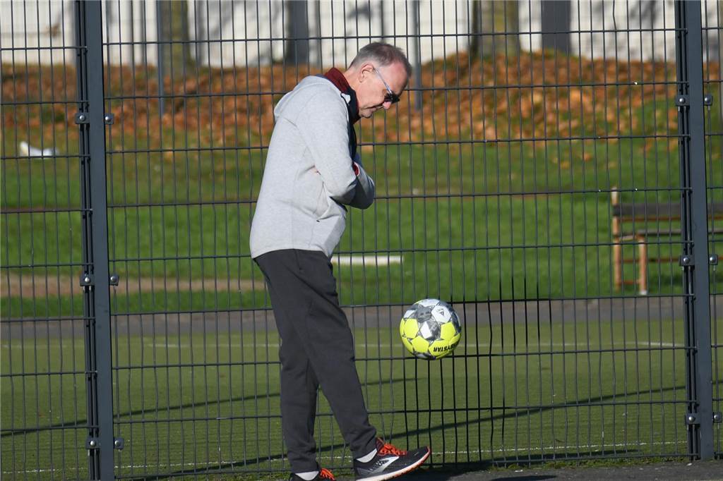 Andreas Zinke beim Werner SC verabschiedet Andreas Zinke hält einen Ball hoch.