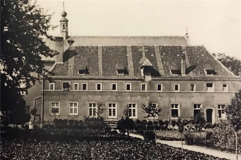 Das Kapuzinerkloster, erbaut von 1671 bis 1673, sieht man hier von der Gartenseite aus.