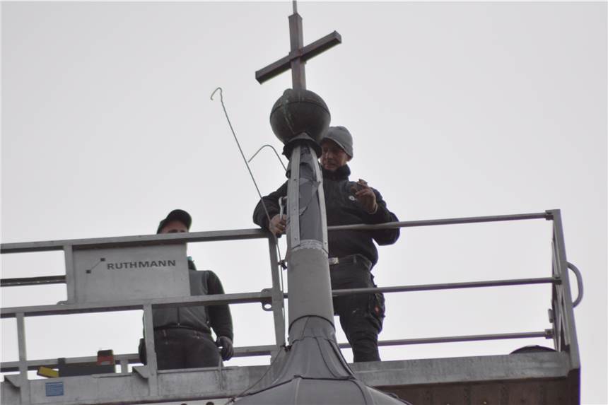 Kapuzinerkloster strahlt in neuem Glanz: Abschluss der Arbeiten mit neuem Kreuz Das Kapuzinerkloster hat ein neues Kreuz bekommen.