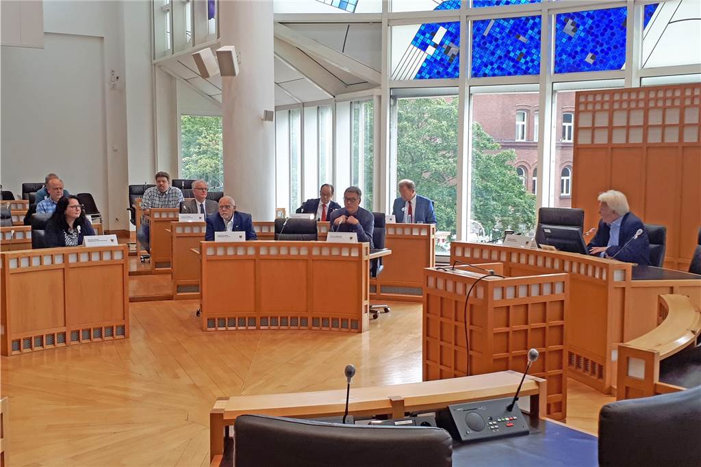 Karstadt-Rettung: „Da fehlen noch zwei“ Das Karstadt-Haupthaus ist gerettet: Wirtschaft und Stadt betonten auf einer Pressekonferenz, dass der Kampf allerdings noch nicht vorbei sei.