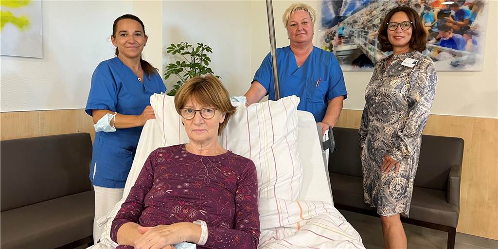 Klinik-Umzug in Dortmund: Dutzende Betten rollen in den Neubau Zu sehen sind eine Patientin sowie Mitarbeiter des Katholischen Krankenhauses Dortmund-West beim Umzug in den neu gebauten Nord-Flügel.
