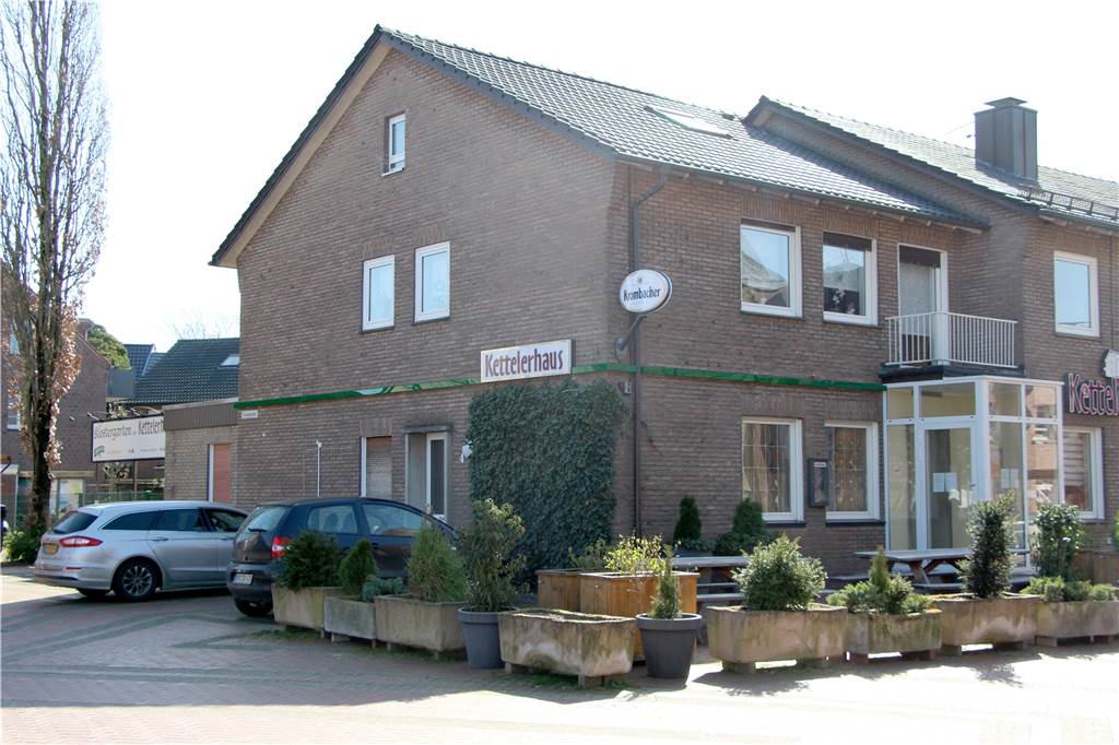 Corona-Krise kann Optimismus der neuen Wirtin im Kettelerhaus nicht bremsen Das Kettelerhaus am Vredener Domhof. Der grüne Streifen ist eine Hommage an das Chippy´s, der bisherigen Kneipe von Pächterin Sonja van Ham.