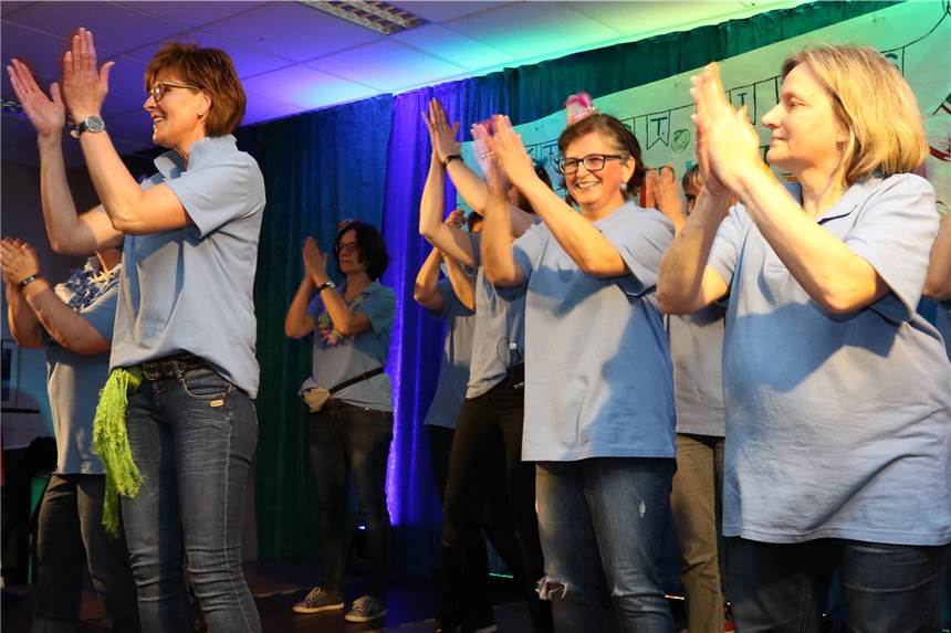 Jecken stürmten das Josefshaus beim KFD Karneval Das KFD-Team eröffnete in hellblauen Shirts die Sitzung im Josefshaus.