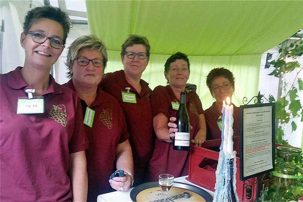 kfd Herbern hat Weinlaube zum Kartoffelsamstag mächtig aufgerüstet Fünf Frauen in der Weinlaube der kfd Herbern