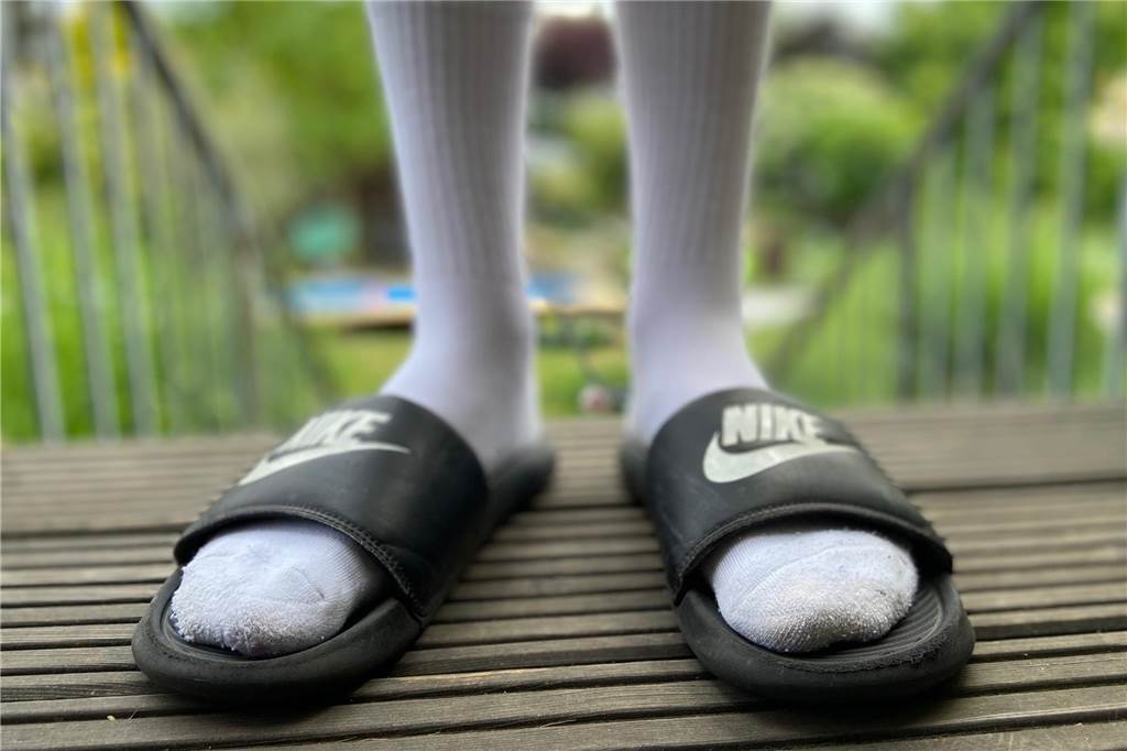 Mögen die Badelatschen mit dir sein: Lichtschwerter und Tennissocken bei den Mottotagen Das Kind geht als "Alman" - als typisch Deutscher. Laufen wir wirklich so rum den ganzen Tag?