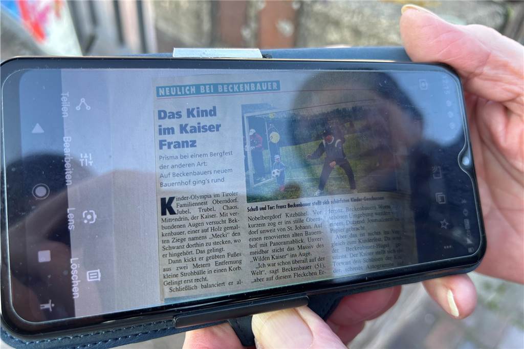 Josef Frank (84) traf den „Kaiser“ Franz Beckenbauer am Kaiserweg Ein Zeitungsartikel auf dem Smartphone-Bildschirm