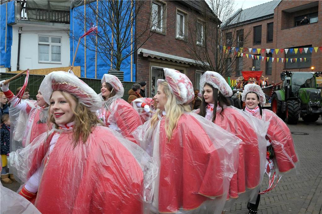 Das Kinder-Dreigestirn führte am Sonntagnachmittag den Kleinen Umzug durch die Stadt an.