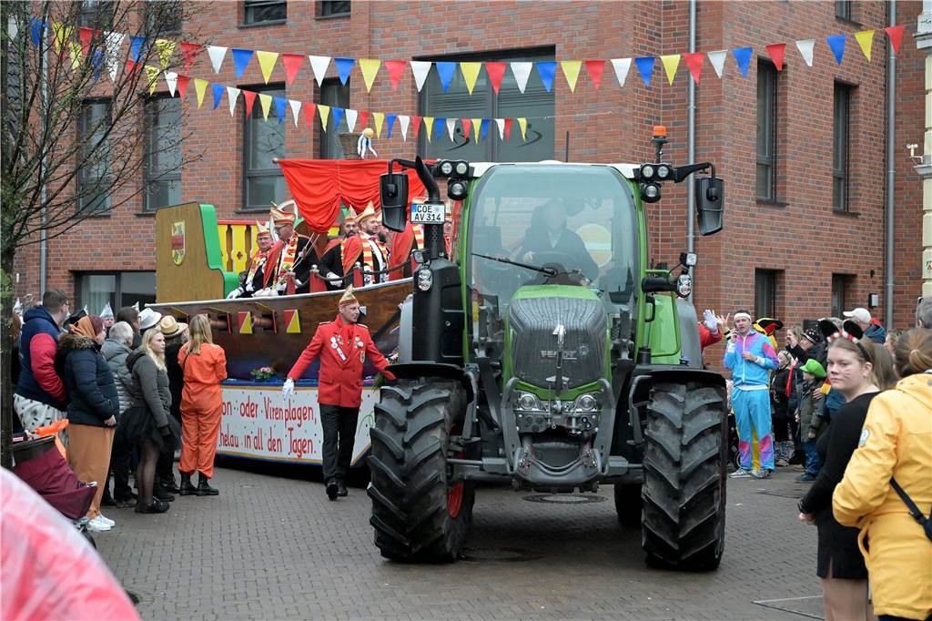 Das Kinder-Dreigestirn führte am Sonntagnachmittag den Kleinen Umzug durch die Stadt an.