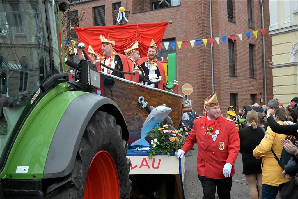 Das Kinder-Dreigestirn führte am Sonntagnachmittag den Kleinen Umzug durch die Stadt an.