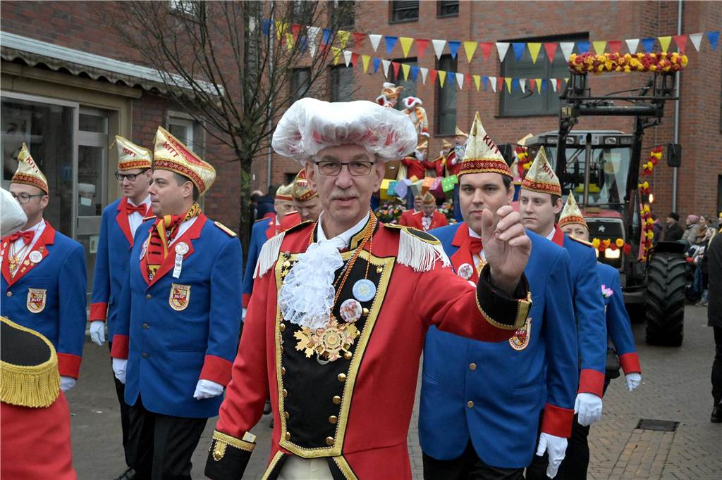 Das Kinder-Dreigestirn führte am Sonntagnachmittag den Kleinen Umzug durch die Stadt an.