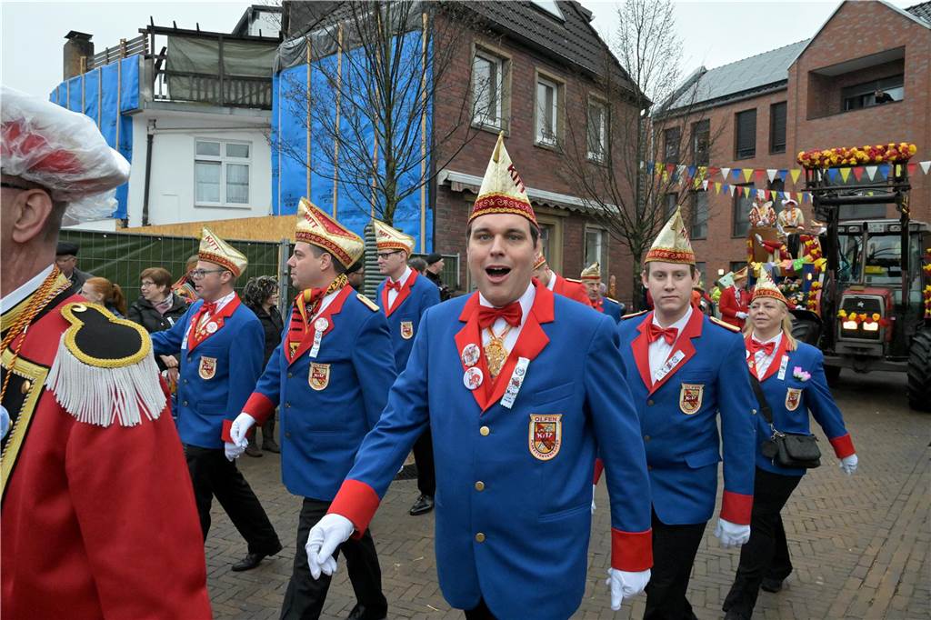 Das Kinder-Dreigestirn führte am Sonntagnachmittag den Kleinen Umzug durch die Stadt an.