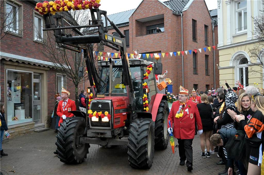 Das Kinder-Dreigestirn führte am Sonntagnachmittag den Kleinen Umzug durch die Stadt an.
