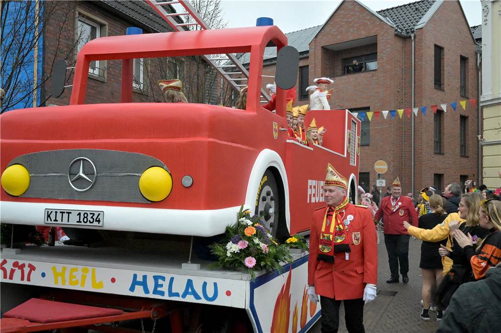 Das Kinder-Dreigestirn führte am Sonntagnachmittag den Kleinen Umzug durch die Stadt an.