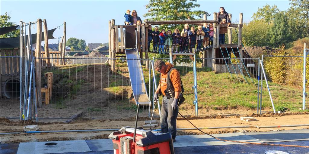 Die Bodenplatte liegt schon: Kita Rasselbande in Vreden bekommt zwei neue Gruppen Das Kinderhaus Rasselbande wird erweitert. Schon einen Tag nach der Ratsentscheidung sind die Bauarbeiten richtig gestartet.