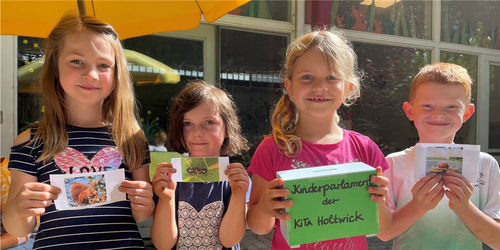 Kinderparlament: Seit einem Jahr entscheiden die Kinder in der Kita Holtwick Das Kinderparlament in der städtischen Kita in Holtwick hat erstmals vor einem Jahr getagt – und über die Namen der Kita-Gruppen entschieden. Wahlurne und Stimmzettel haben die Kinder aufbewahrt. Von links: Lea, Linja, Johanna und Felix.