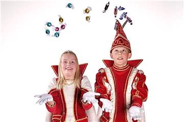 Das Kinderprinzenpaar Luis und Carla sucht Raesfelder, die am Rosenmontag ihren Vorgarten oder Eingangsbereich am Haus möglichst kreativ verkleiden.