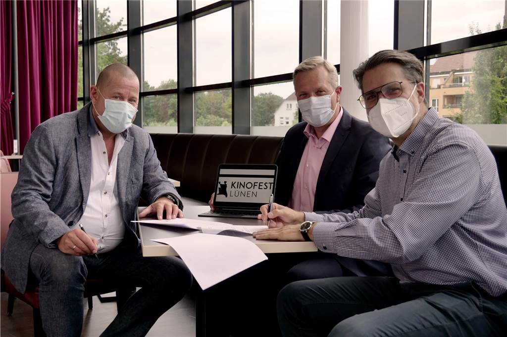 Kinofest Lünen: Neuer Veranstalter bekommt das bekannte Logo Das Kinofest-Logo geht auf die neuen Veranstalter über. Bei der Vertragsunterzeichnung in der Cineworld: (v.l.) Meinolf Thies, Jürgen Kleine Frauns und Max Püschel.