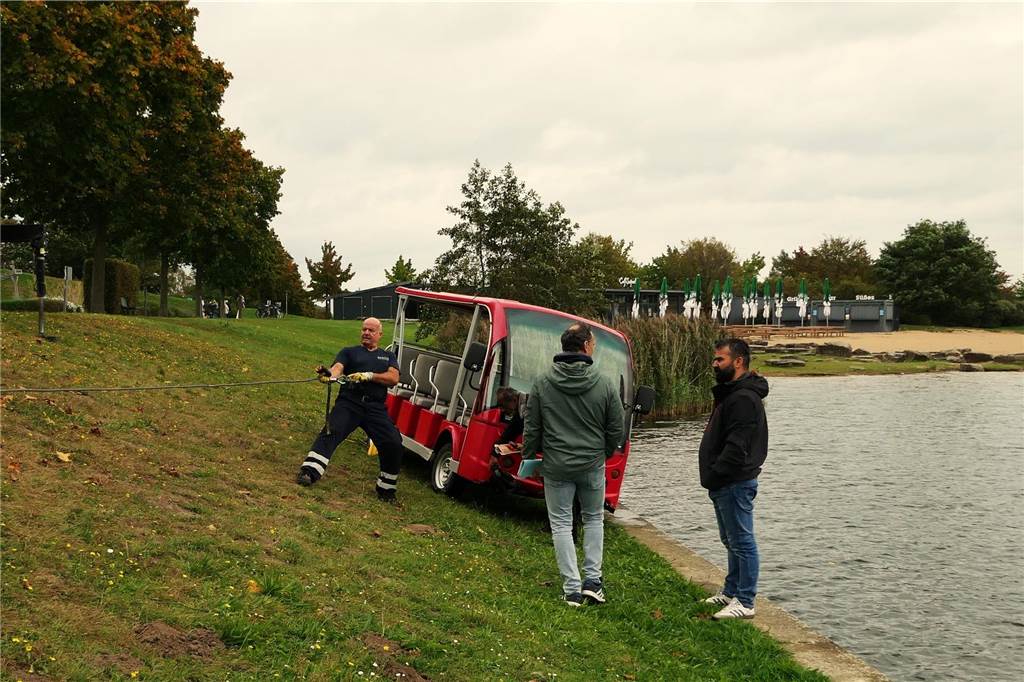 Täter schoben Shuttlebus in Horstmarer See: Polizei sucht Zeugen Das kleine Elektrofahrzeug ist defekt. Die Polizei sucht Zeugen.