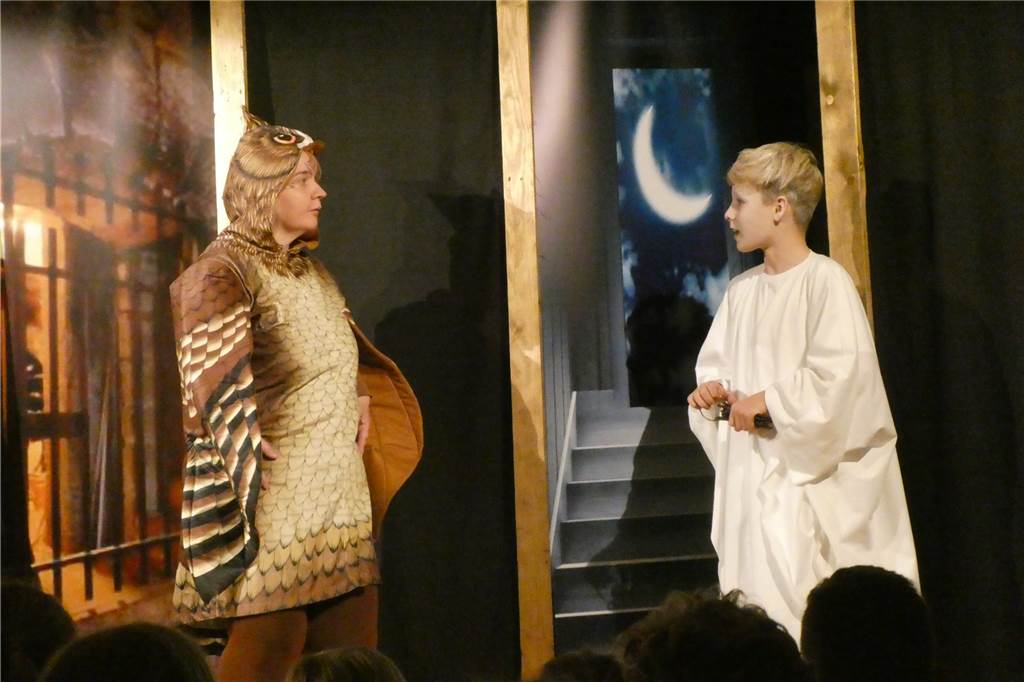 Theater Pur in Olfen: „Mussten weiteres Stück auf Bühne bringen“ Das Kleine Gespenst mit seinem besten Freund: dem Uhu Schuhu.