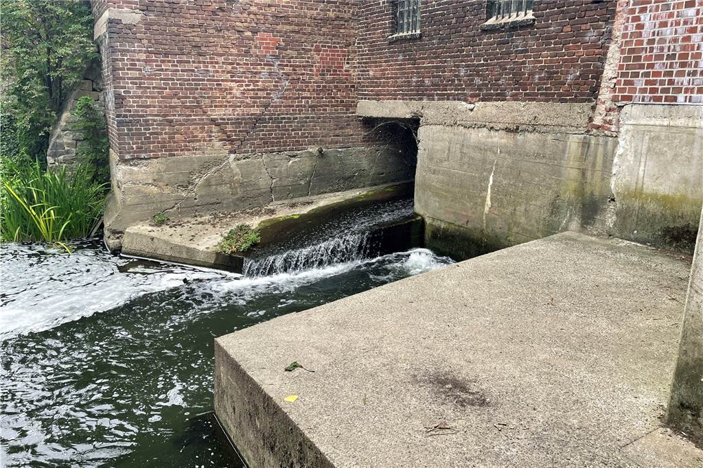 Bezirksregierung äußert sich zu seit Jahren illegal betriebener Wasserturbine in Werne Ein Fluss und ein Gebäude