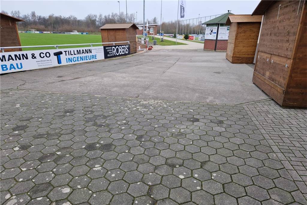 Glühwein, Reibeplätzchen, Rudelsingen: Weihnachtssingen auf dem Campus Das kleine Winterdorf am Matschkönig ist bereits aufgebaut.