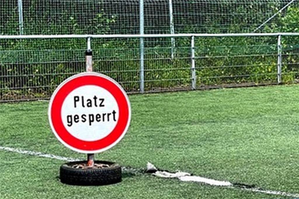 Nach großem Klubhaus-Umbau: Neue Baustelle beim FC Frohlinde Das Kleinfeld an der Brandheide ist gesperrt. Der Kunstrasen ist mit Löchern und Wellen zur Stolperfalle geworden.
