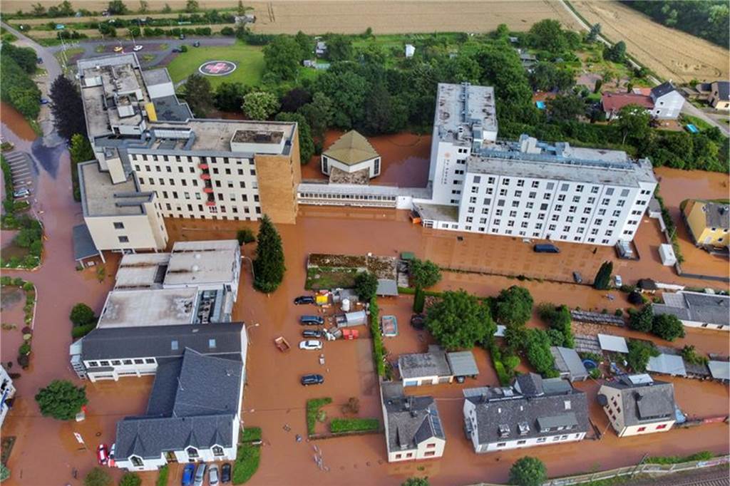 Unwetter in NRW: Zahl der Toten steigt, über Tausend Menschen werden noch vermisst – Liveblog Das Klinikum Mutterhaus Ehrang steht unter Wasser und wurde komplett notevakuiert.