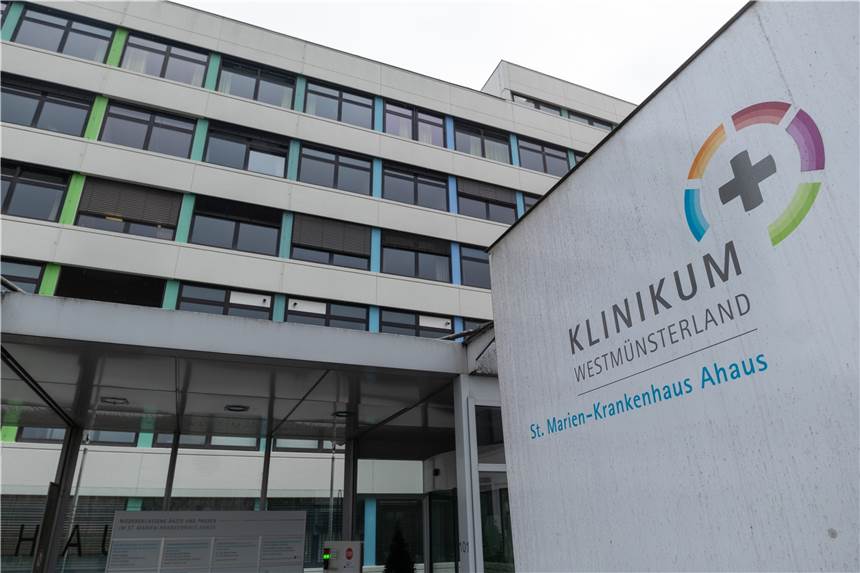 Krankenhäuser in Ahaus, Stadtlohn und Vreden schränken Besuche ein Das Klinikum Westmünsterland schränkt an den Standorten in Ahaus (Foto), Stadtlohn und Vreden die Besuche ein: Besucher müssen die 2Gplus-Regeln erfüllen und können pro Patient maximal eine Stunde in die Krankenhäuser kommen.