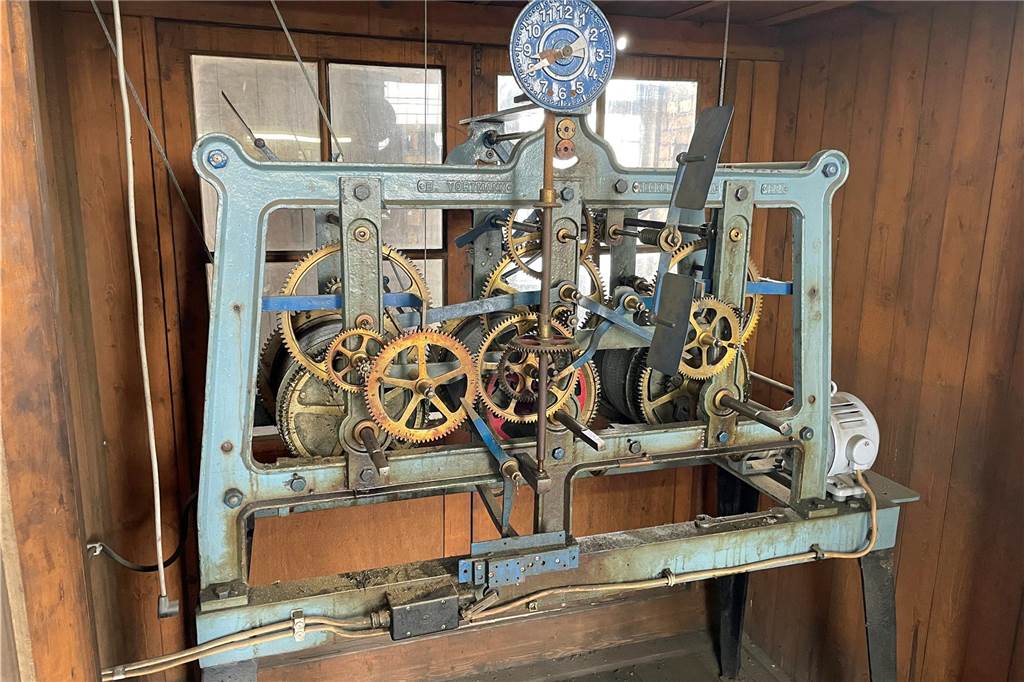 Das knapp 90 Jahre alte Uhrwerk treibt die Zeiger der vier Ziffernblätter rein mechanisch an.