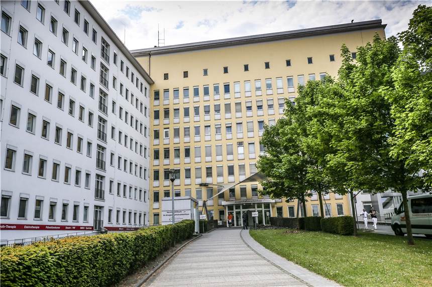 Corona: Knappschaftskrankenhaus bietet Kreißsaal-Führung am Telefon an Das Knappschaftskrankenhaus in Brackel bietet in Corona-Zeiten eine etwas andere Art der Kreißsaal-Führung an.