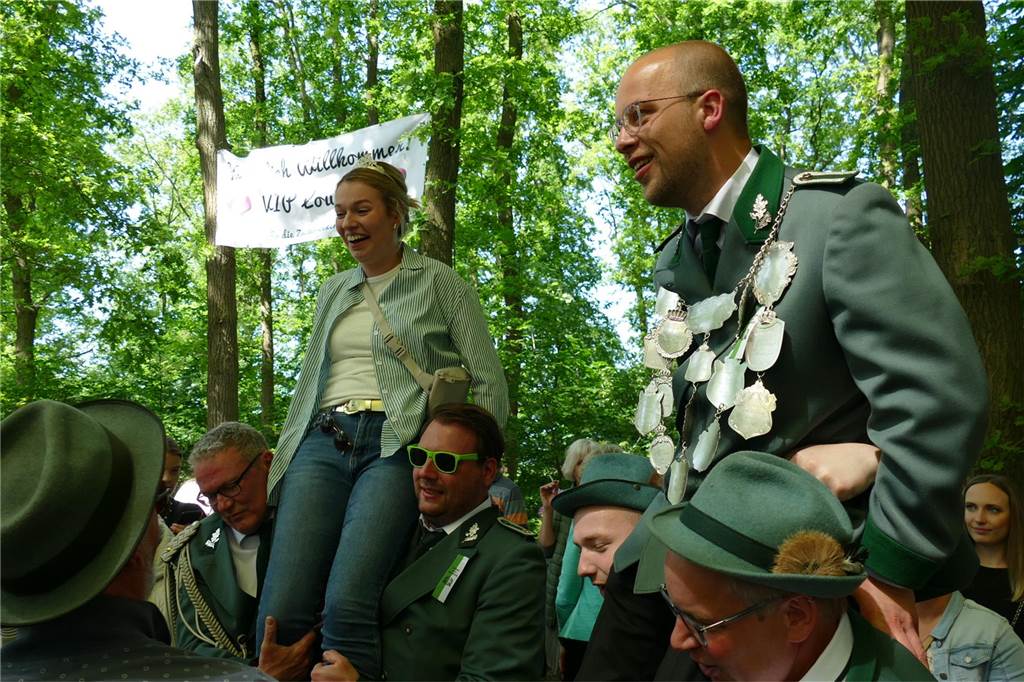 Um 13.45 Uhr fiel der Holzvogel: Matteo Upgang regiert in Zwillbrock Das Königspaar Maria Wittmann und Matteo Upgang auf den Schultern der Zwillbrocker Schützen