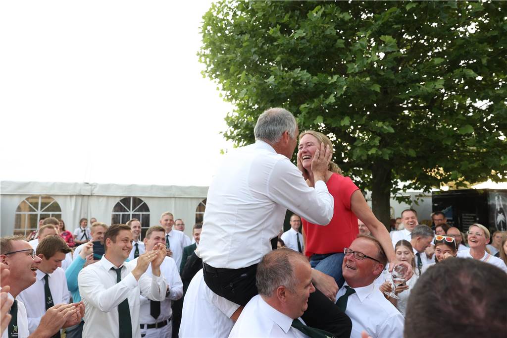 Claus und Heike Zobel werden auf den Händen getragen. 