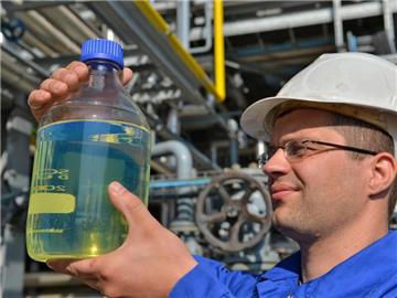 Das könnte der Sprit der Zukunft sein: synthetisch hergestelltes Benzin. Foto: Hendrik Schmidt/dpa-Zentralbild/dpa