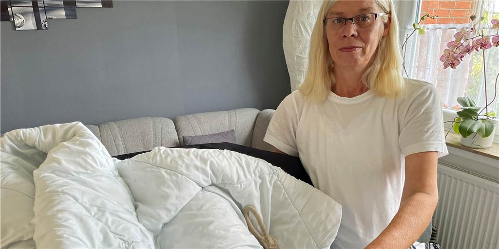Hunde-Halterin verzweifelt: „Tun alles, um Ina zurückzubekommen“ Eine Frau mit einem Hundekörbchen.