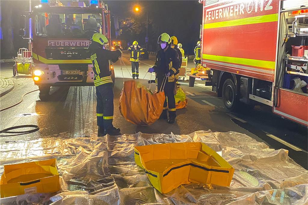 Giftiges Gas tritt am Freibad aus: Feuerwehr mit Schutzanzügen im Einsatz Das kontaminierte Wasser wird von der Feuerwehr entsorgt.
