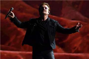 Das Konzert in Berlin war sehr politisch. In der Berliner Mercedes-Benz-Arena begrüßte Bono die Zuschauer mit „Berlin, ich liebe dich!“. Foto: Britta Pedersen