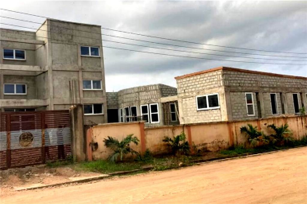 Helfer gesucht: Freibad-Inventar wird für Klinikbau in Ghana verschifft Das Krankenhaus in Ghana ist schon im Bau. Im um 800 Quadratmeter erweiterten Erdgeschoss sind vier OP-Räume, Sterilisation, Sauerstoff-Konzentratoren, Röntgen und Physiotherapie geplant.