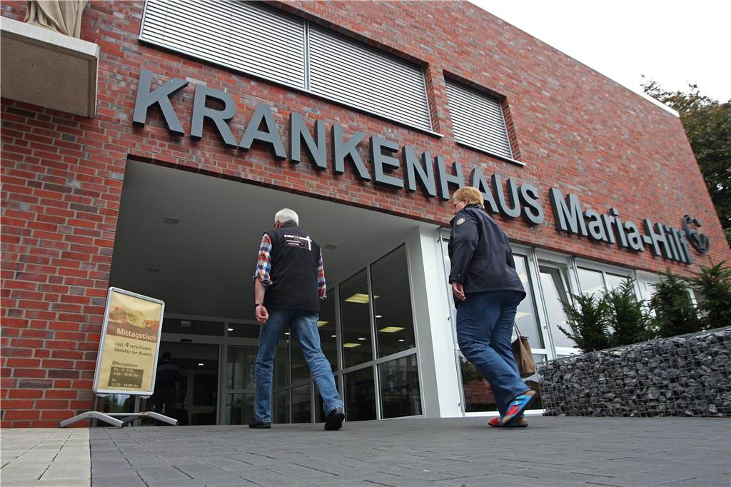 Ein Bild aus der Vergangenheit: Besucher betreten das Krankenhaus Maria-Hilf.