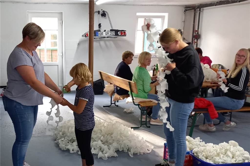 Löchte, Notnachbar, Schlepper-Konvoi: Venne-Buurn feiern echte Bauernhochzeit Das Kranzausmessen hat ergeben: Rund 1000 Röschen müssen angefertigt werden.