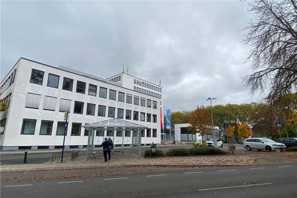 Julia von der Decken setzt beim Klimaschutz auf die innere Motivation Das Kreishaus in Unna: Bei bedecktem Himmel wäre eine Photovoltaik-Anlage nicht effizient, aber es gibt auf dem Dach des Gebäudes ohnehin keine Solarzellen. Die Liegenschaften des Kreises energetisch aufzurüsten stößt im Detail an Probleme.