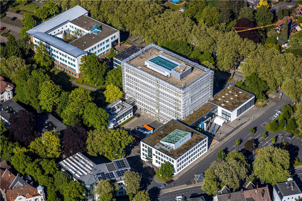 Kreishaus lässt Besucher nicht mehr allein in Aufzug und Treppenhaus Luftaufnahme mit Kreishaus und Gesundheitsamt in Unna