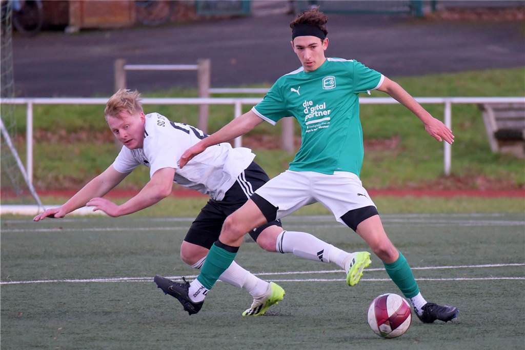 Ein Spieler der SG Eintracht Ergste behauptet den Ball im Zweikampf.