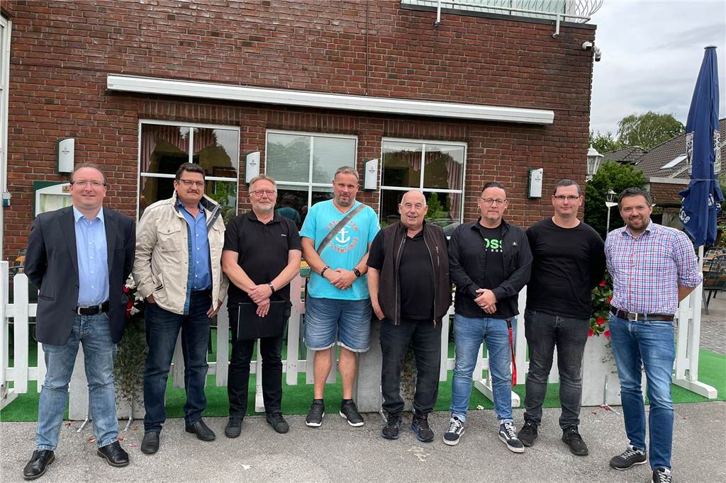 Alle Posten im Fußballkreis Recklinghausen sind besetzt - bis auf einen Das Kreissportgericht hat sich konstituiert. Im Foto von l. n. r.: Marcus Voigt, Jörg Grosche, Dieter Lasarz, Ralf Dragon, Steven Fischer, Christian Bärwald, Thomas Radolla und der Kreisvorsitzende Dominik Lasarz.