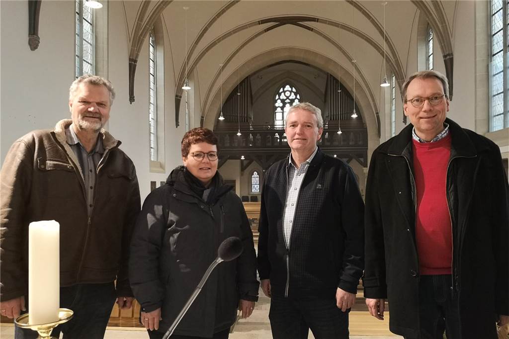 St.-Georg-Kirche frisch saniert: Pfarrer zeigt den neuen Innenraum Franz-Josef Gerwing, Susanne Wesseler, Matthias Dornbach und Stefan Küster stehen in der Kirche St. Georg in Ottenstein.