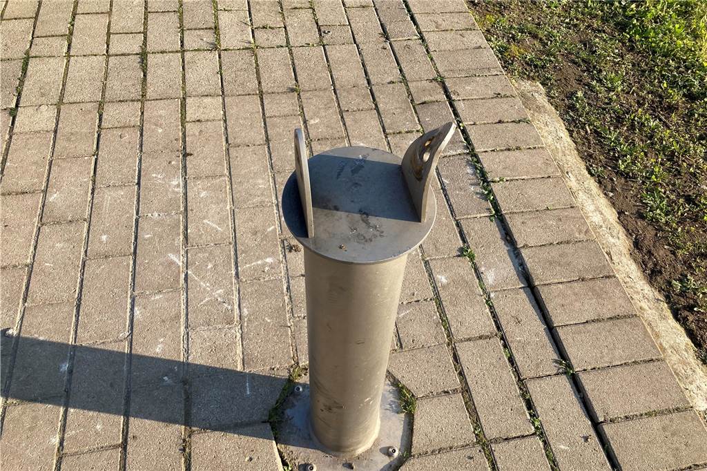 Das Kugelspiel wurde komplett zerstört. Der verbogene Metall-Träger zeigt, mit welcher Gewalt die Unbekannten ans Werk gingen.