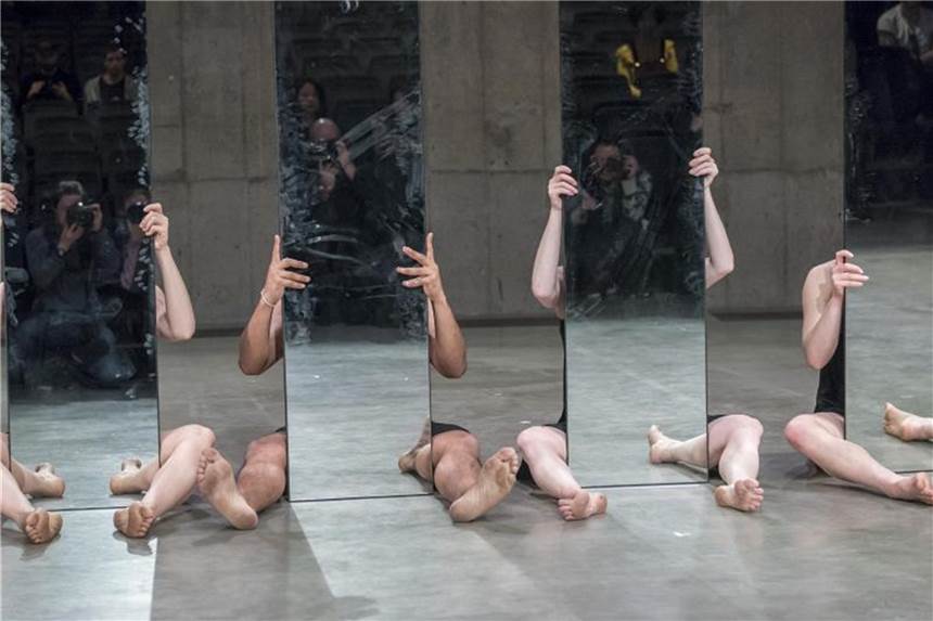Zu wenig Geld: Haus der Kunst sagt Joan Jonas-Ausstellung ab Das Kunststück „Mirror Piece II“ von Joan Jonas im Tate Modern. Foto: Stephen Chung/London News Pictures via ZUMA