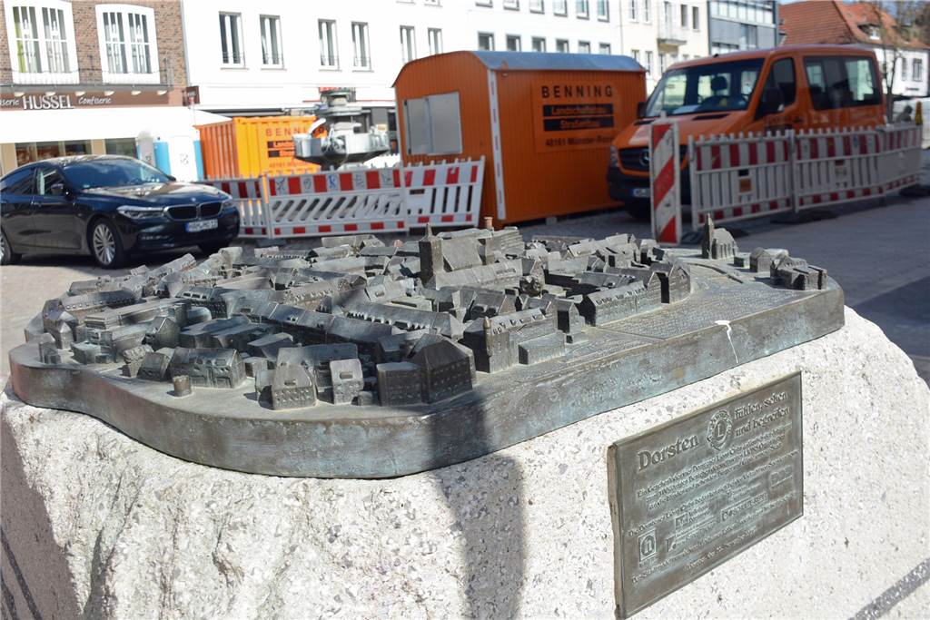 Stadtmodell der Altstadt abgebaut und an einen neuen Ort versetzt Das Kunstwerk steht jetzt am Markt am ehemaligen Kohle-Haus.